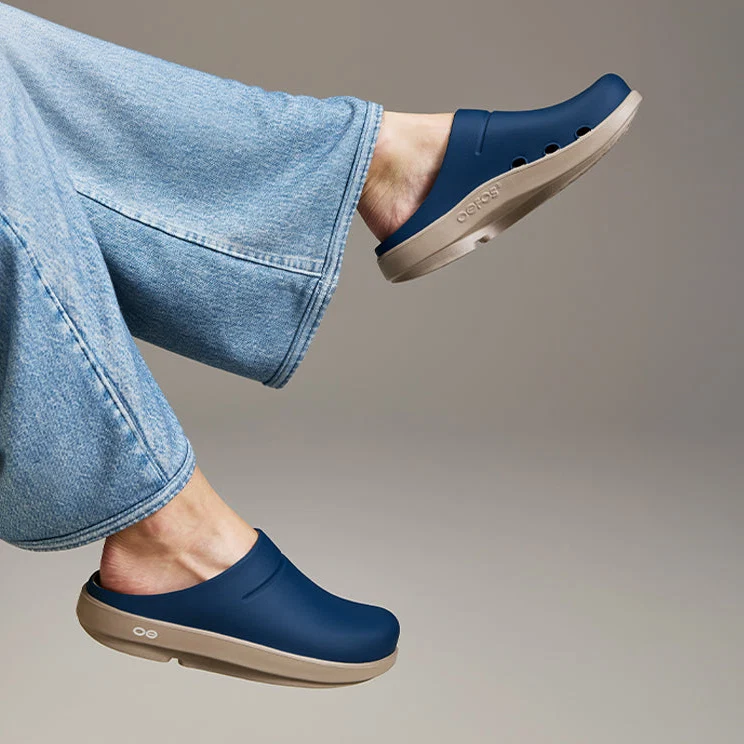 OOFOS Clogs